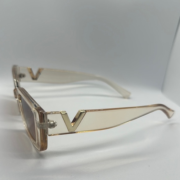 Chic Beige Rectangle Sunglasses with V Detail - Trendy Fashion Shades main image 6
